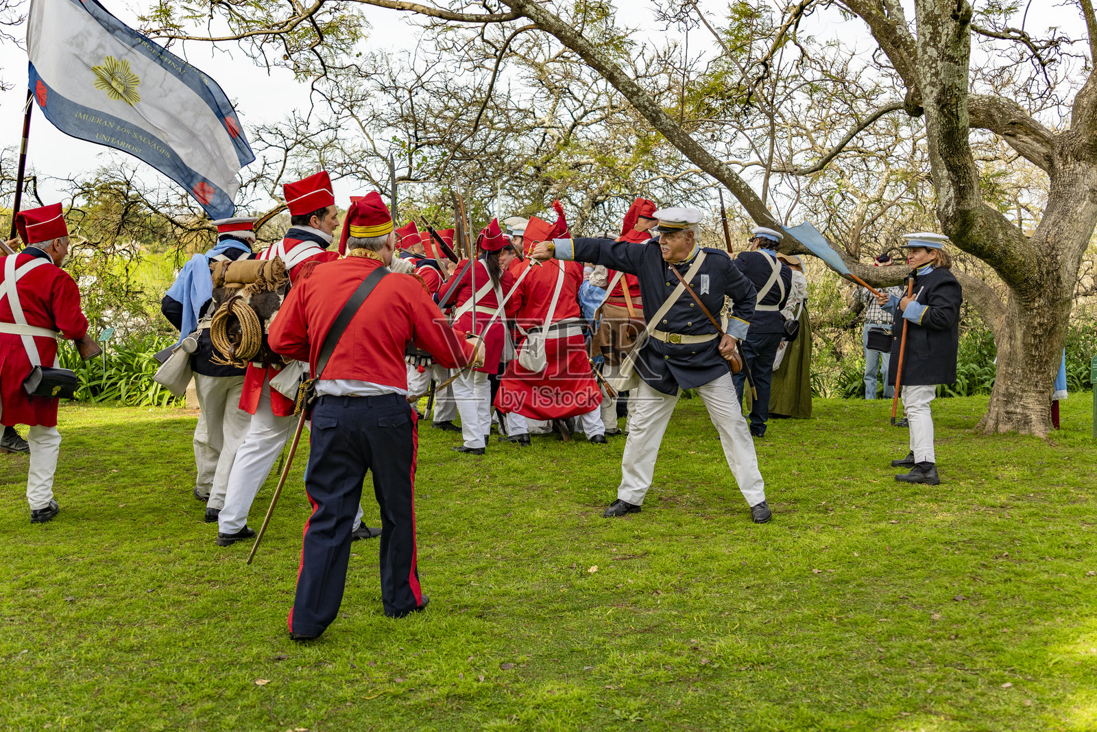 演员们表演了1828年至1931年间阿根廷联邦派与统一派之间的内战。照片摄影图片