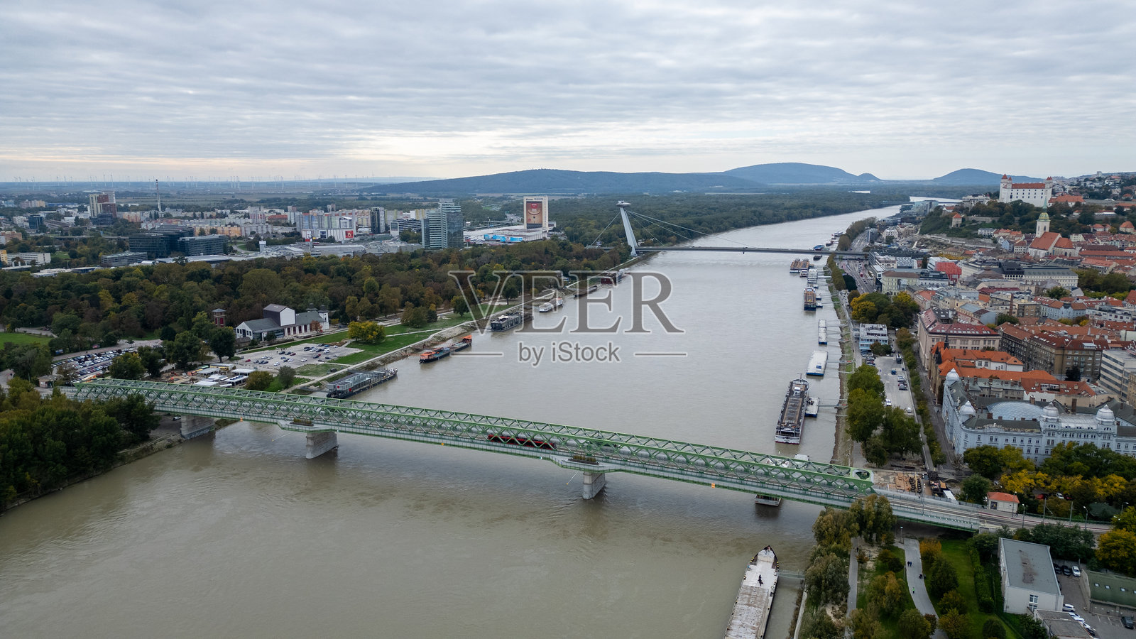布拉迪斯拉发多瑙河上斯塔瑞桥的航拍照片照片摄影图片