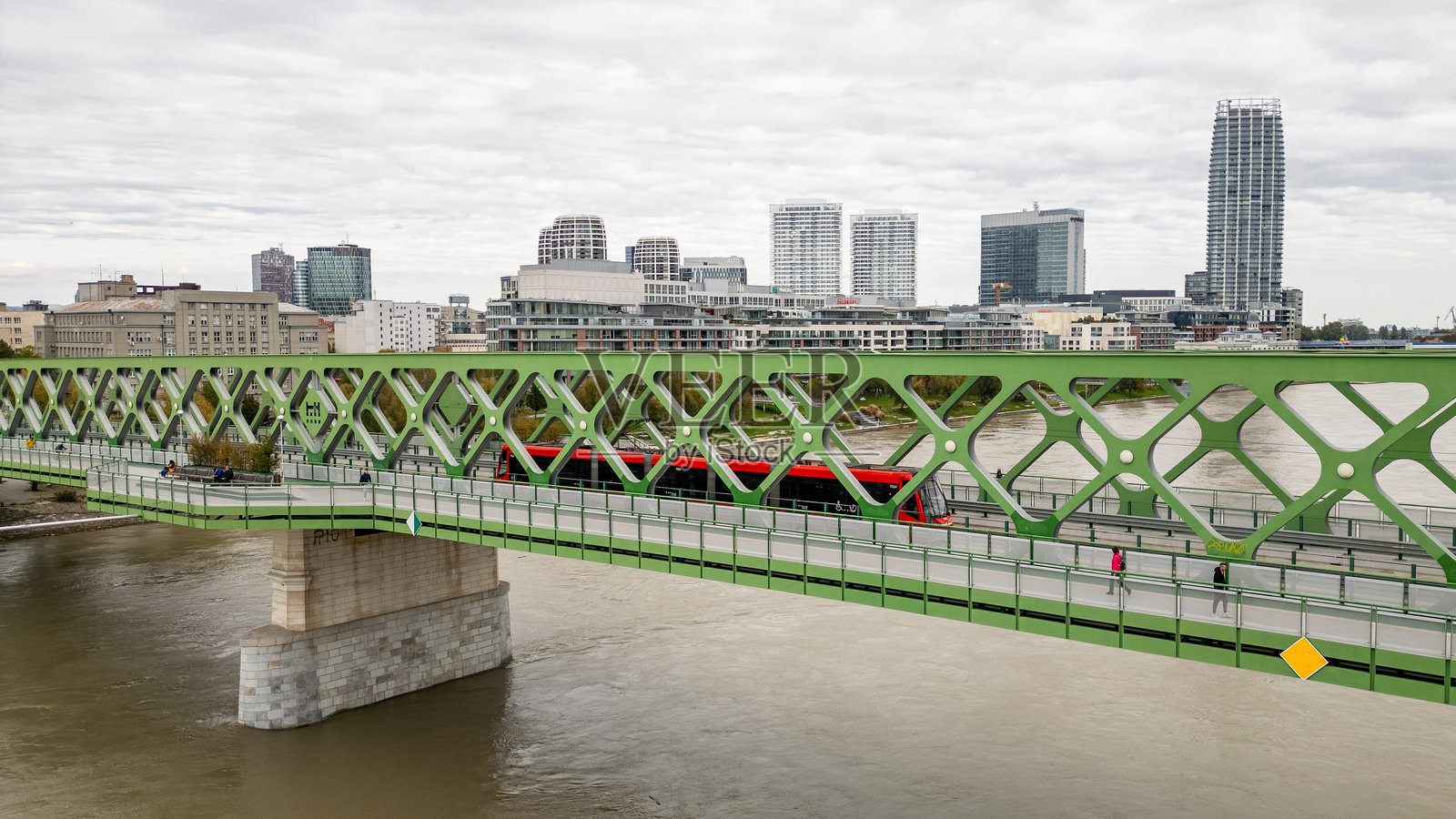 航拍：红色有轨电车穿行于斯洛伐克布拉迪斯拉发老桥照片摄影图片