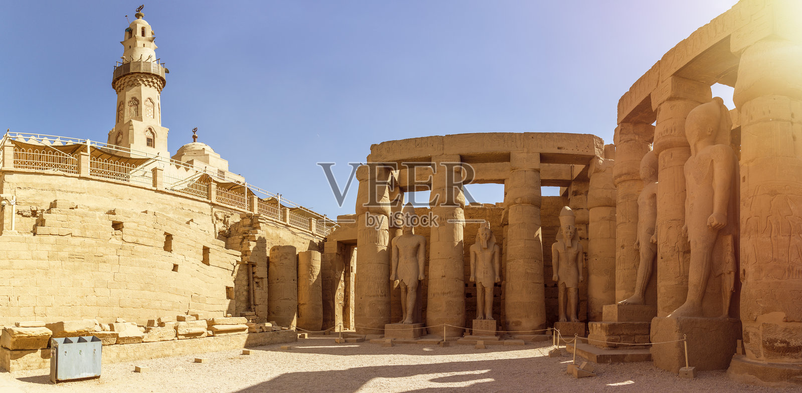 东西方交汇之处：阿布·哈贾格清真寺照片摄影图片