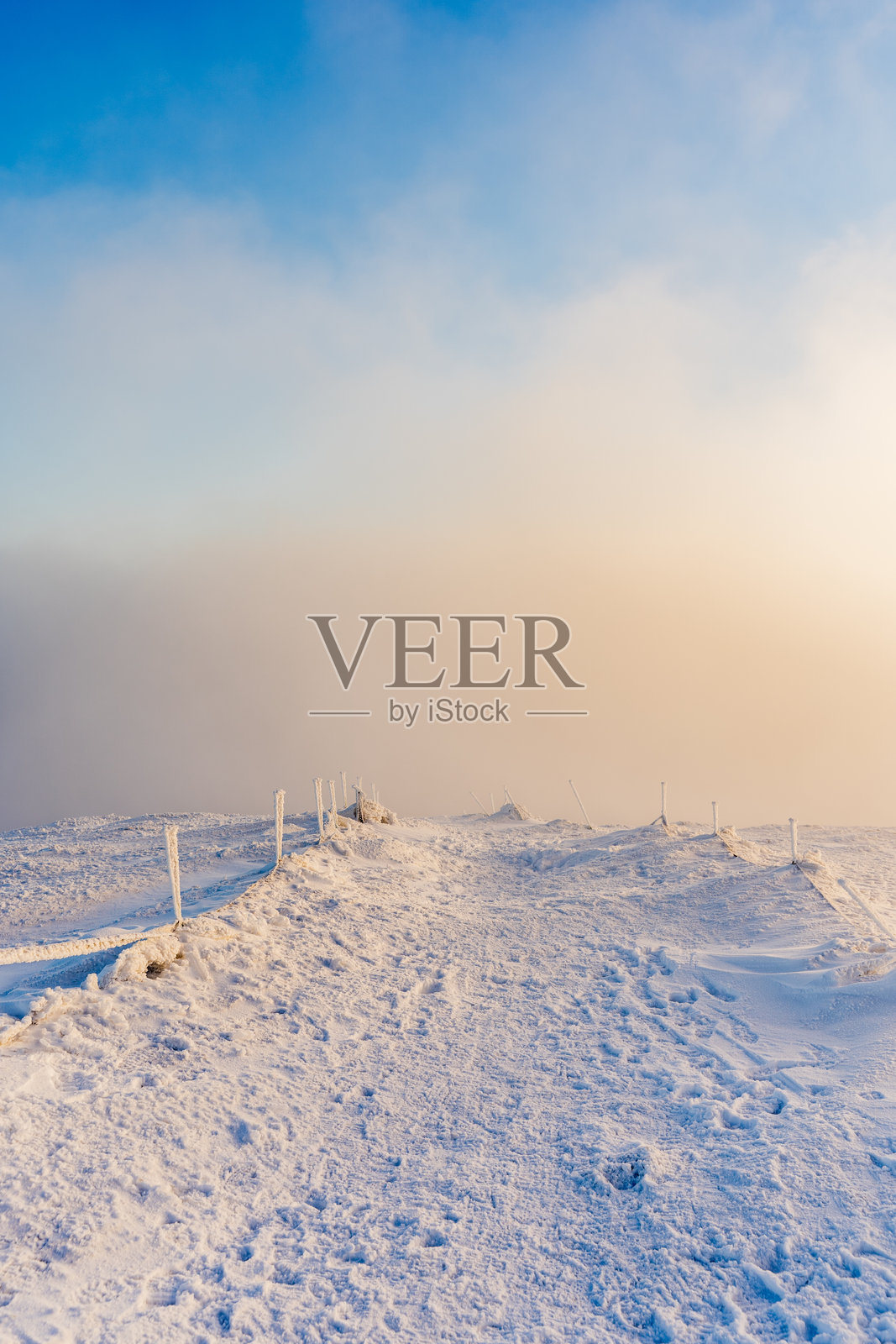 比耶什恰迪的极简冬季风景，维尔卡·拉夫卡照片摄影图片