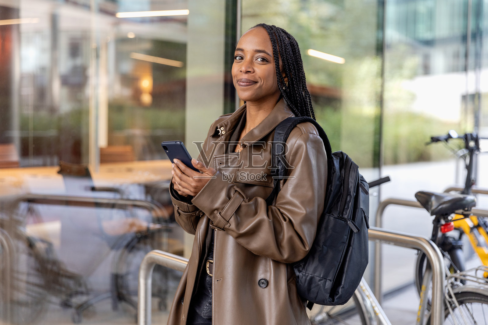 在企业办公楼外的黑人女性，扎着盒子辫 - 企业自然发型照片摄影图片