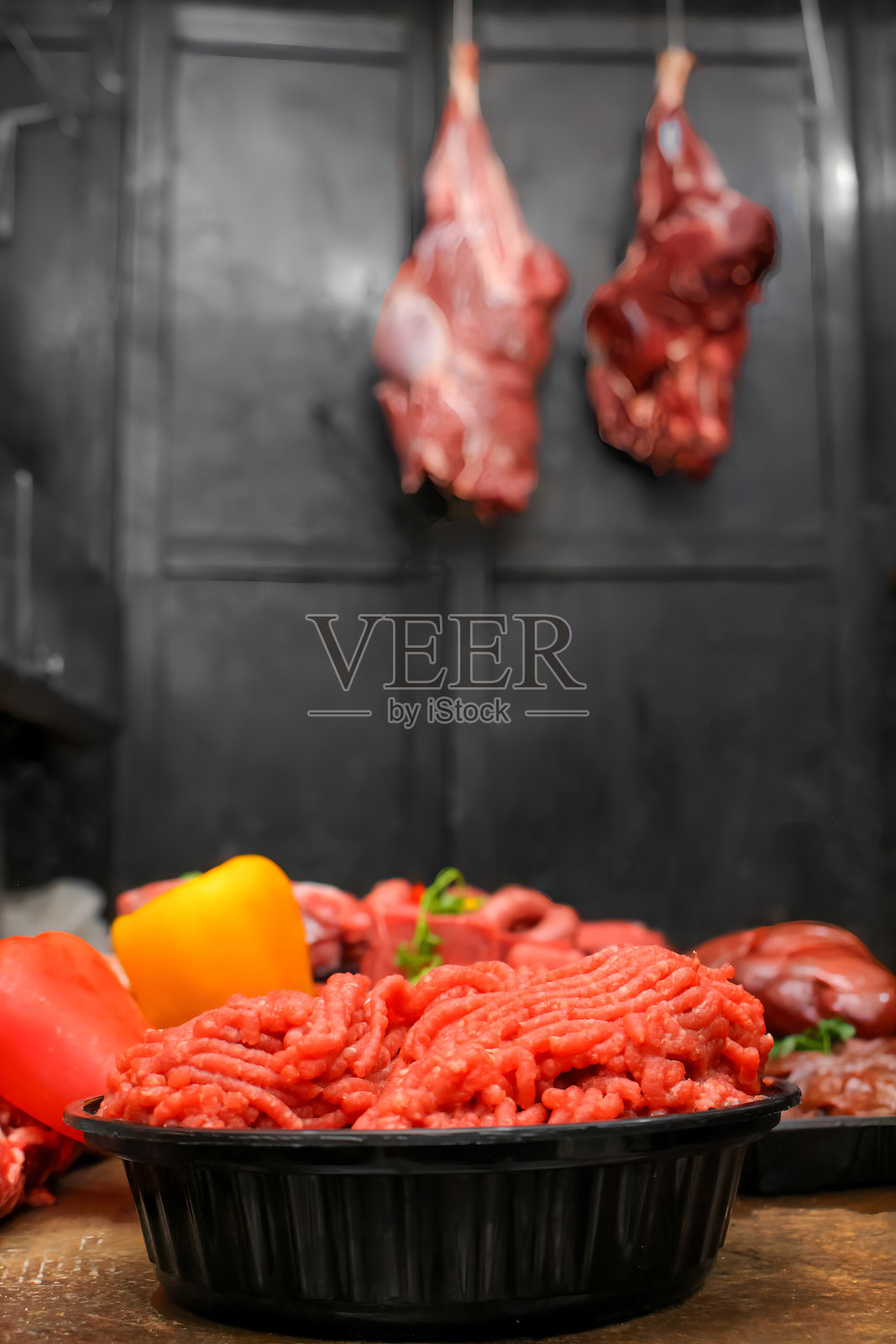 乡村餐桌上的新鲜牛肉馅和什锦肉类照片摄影图片