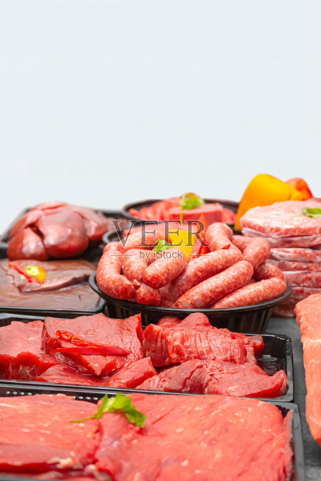 黑色托盘中各种新鲜牛肉切块和香肠的侧视图照片摄影图片