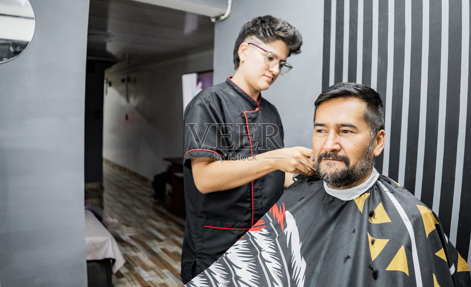 拉丁裔男子在他信任的理发店里照片摄影图片