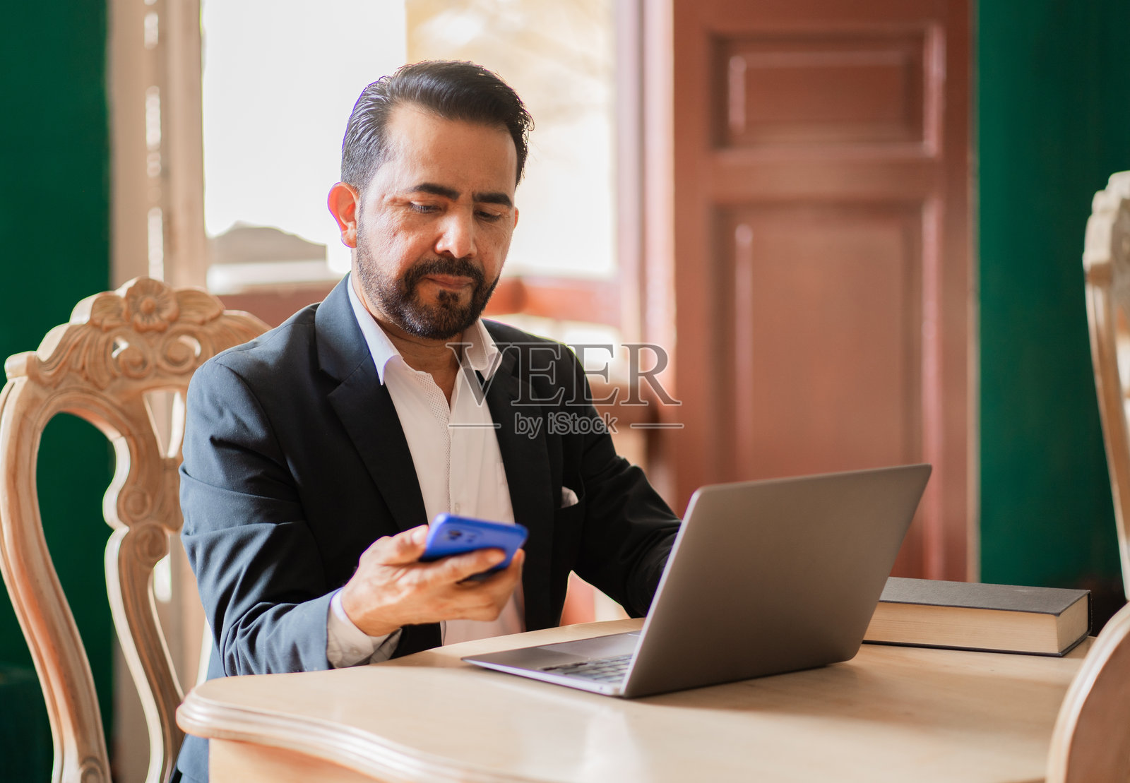 成年男性高管在工作照片摄影图片