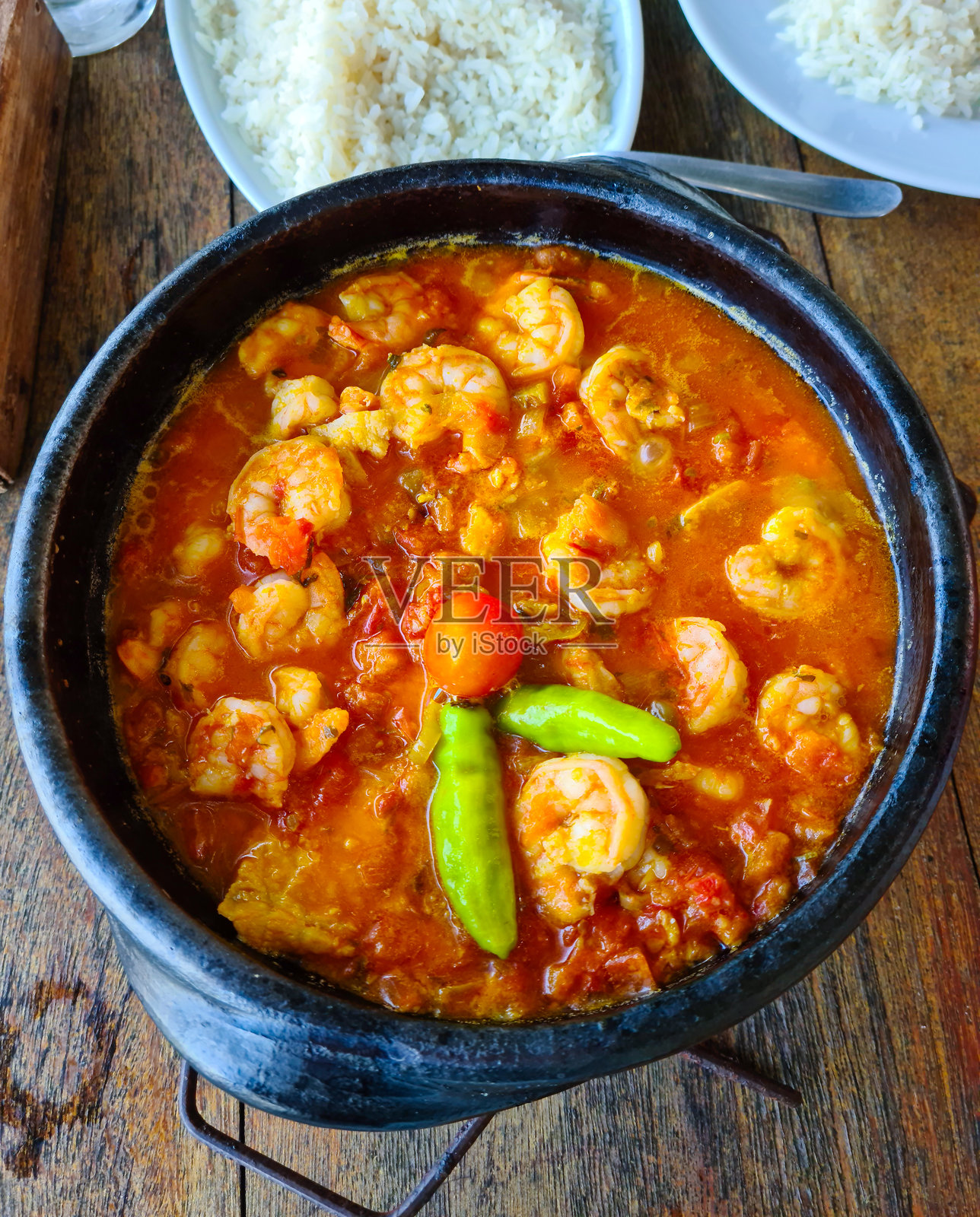 莫奎卡，一道传统的巴西菜，使用巴德霍鱼和大虾。照片摄影图片