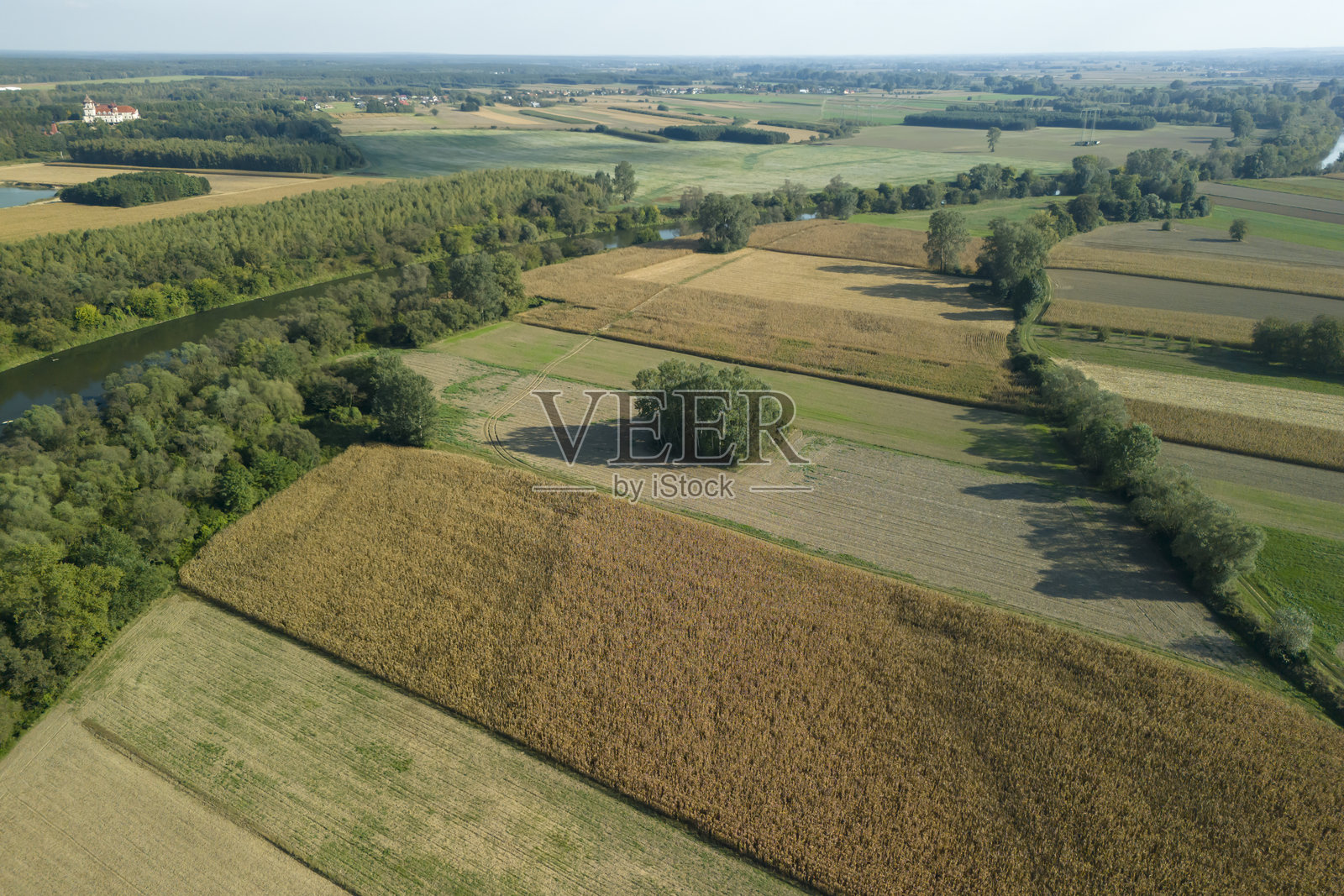 广阔的农业景观航拍：田野和河流，适合自然和农业主题照片摄影图片