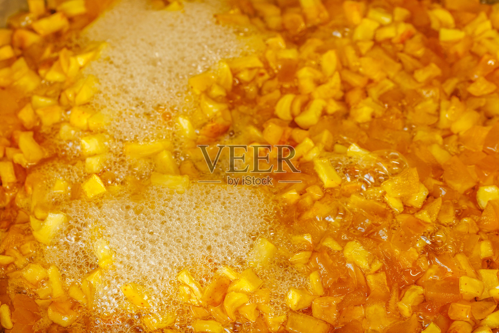 糖浆中煮沸的黄色苹果片照片摄影图片