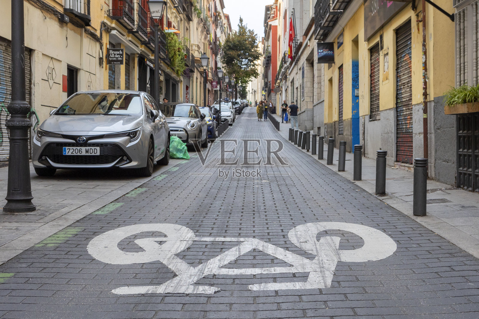 西班牙马德里街道 pavement 上的自行车标志照片摄影图片