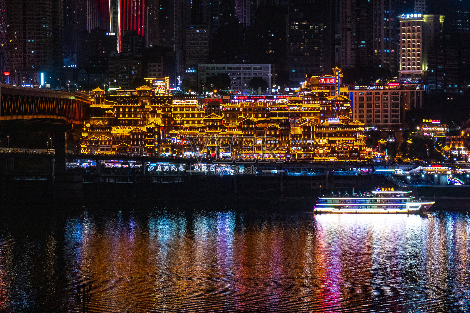 重庆洪崖洞及其繁华商业区的壮丽夜景使其成为游客必游的目的地。照片摄影图片