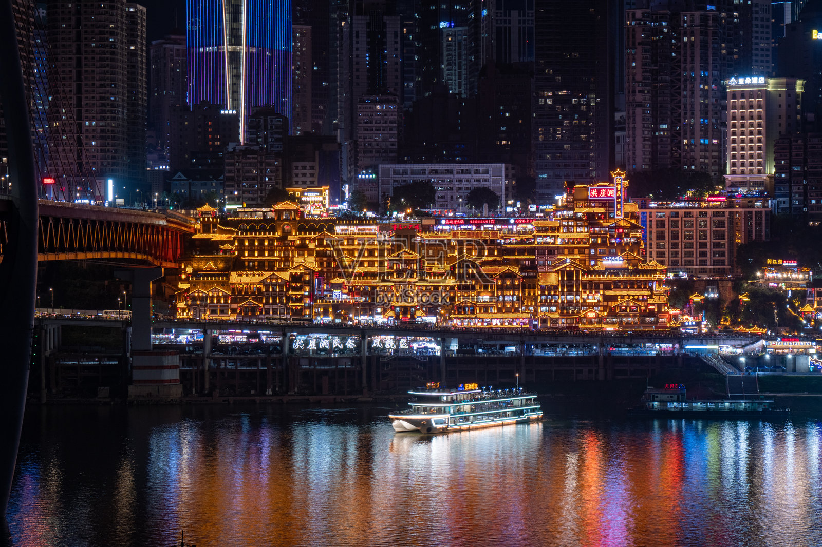 重庆洪崖洞及其繁华商业区的壮丽夜景使其成为游客必游的目的地。照片摄影图片