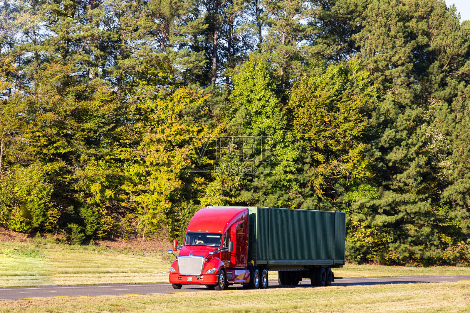 美国中西部州际公路上的长途驾驶半挂卡车照片摄影图片