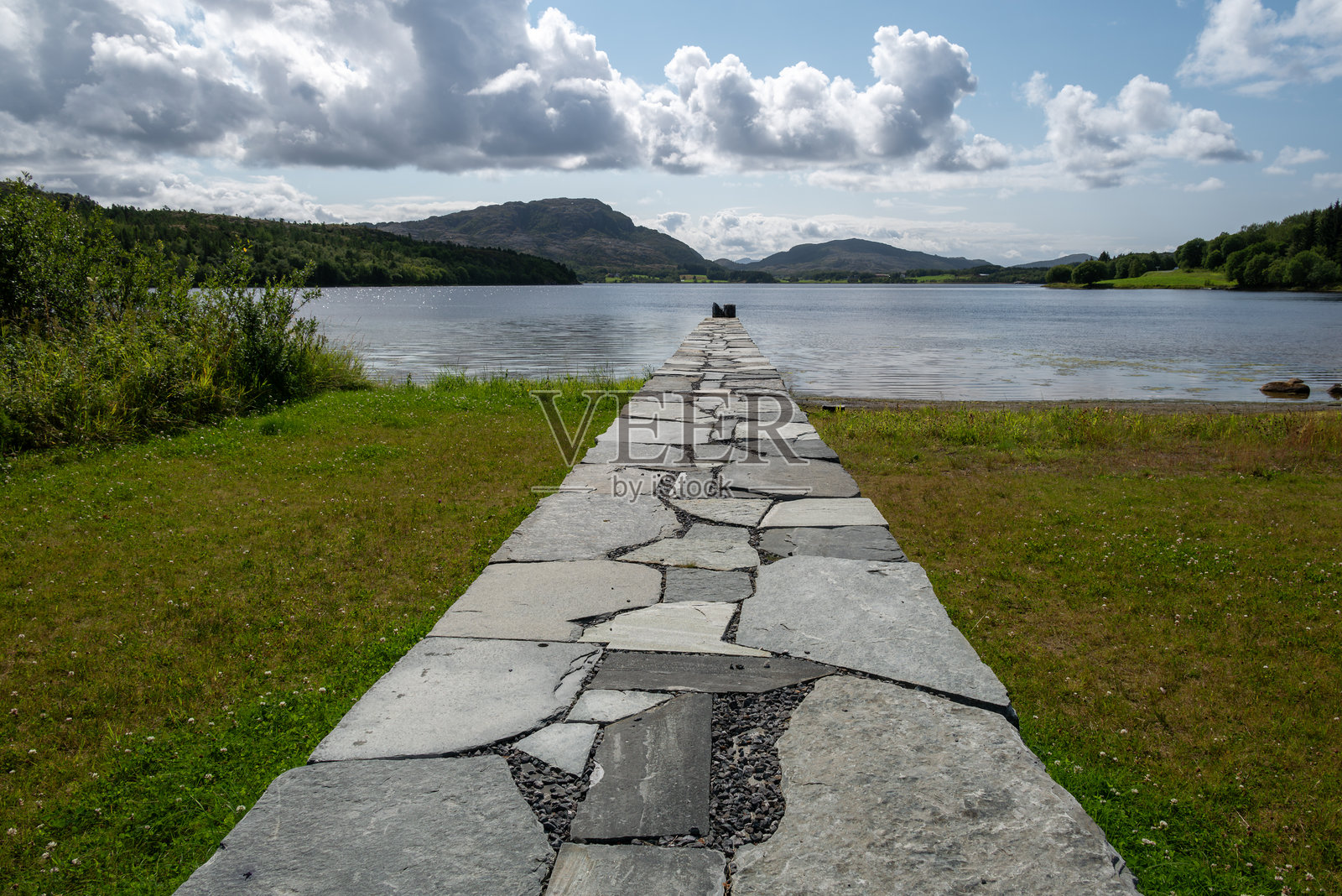 挪威休息区通往湖泊的石桥。照片摄影图片