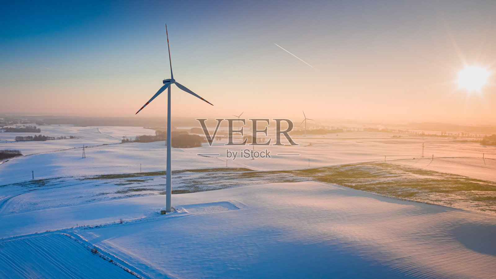 波兰可替代能源：冬季雪地上的风力涡轮机照片摄影图片