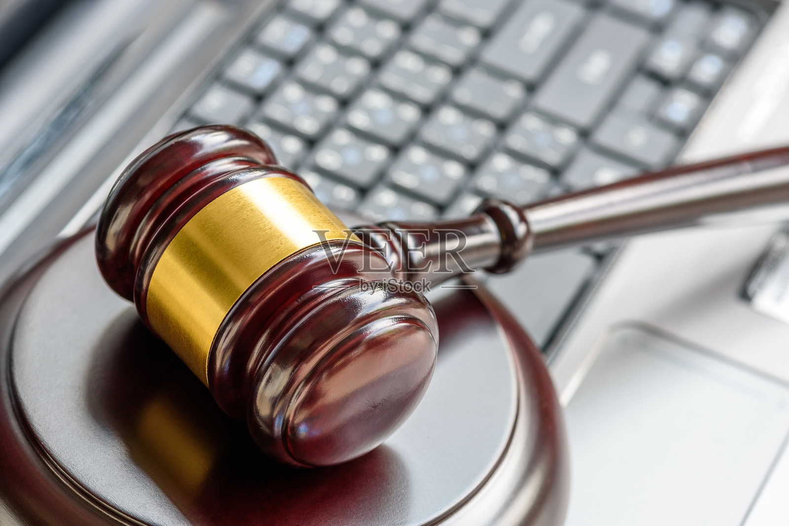 消费者保护法、权利和在线保证、正义概念：笔记本电脑上的法官 gavel，描绘了一种旨在保护用户、买家或消费者免受欺诈性商业行为侵害的保障措施照片摄影图片