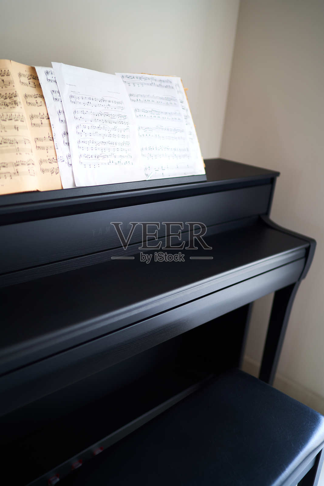 钢琴上的乐谱照片摄影图片