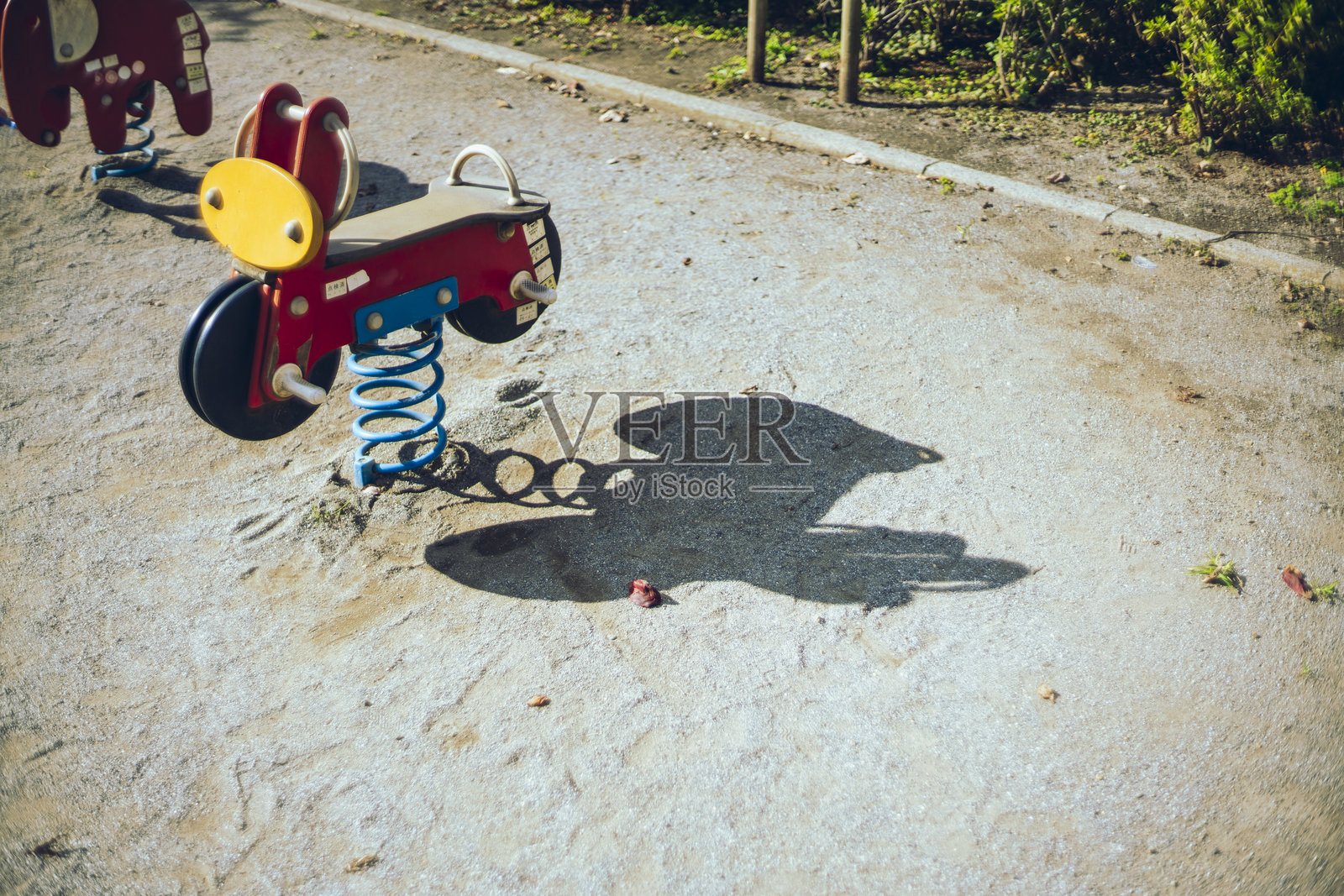 公园游乐场的骑乘设备。照片摄影图片