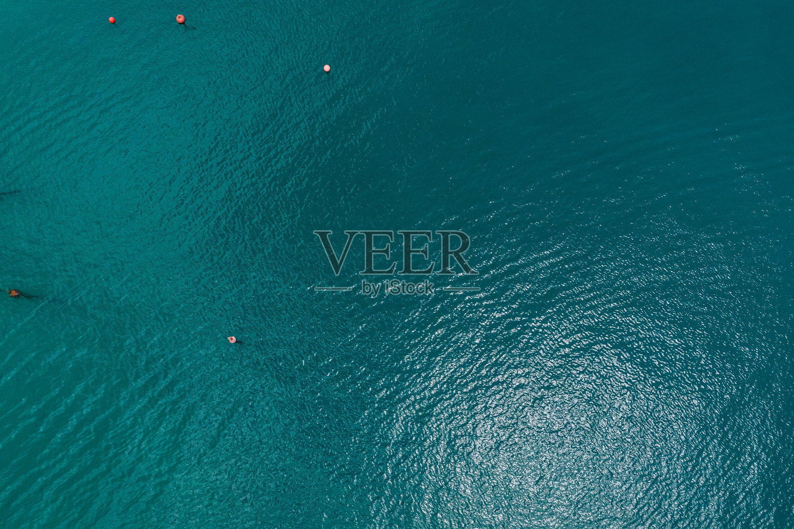 三亚湾的航拍，海南，中国，亚洲。海上的游艇。照片摄影图片