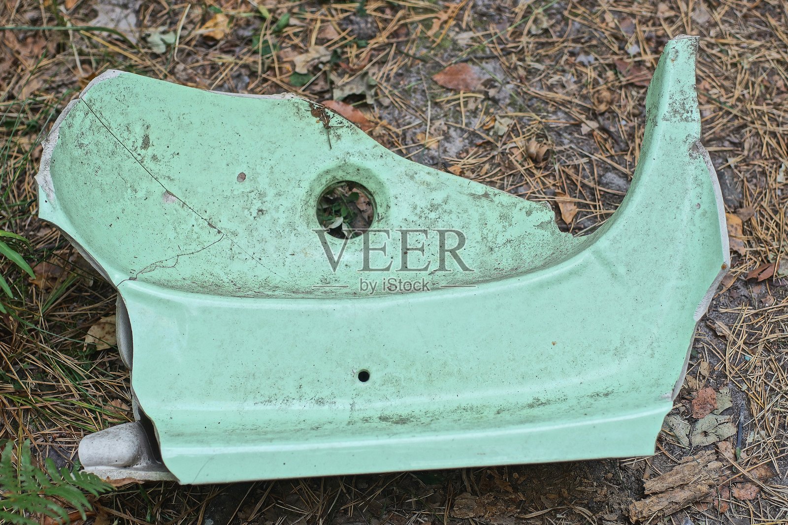 一个绿色肮脏破旧的陶瓷洗脸盆照片摄影图片