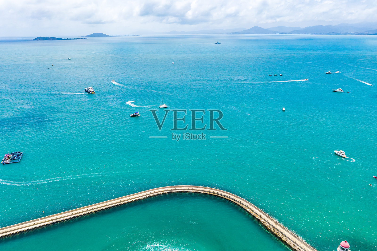 三亚湾的航拍，三亚，海南，中国，亚洲。游艇码头。海上的游艇。照片摄影图片