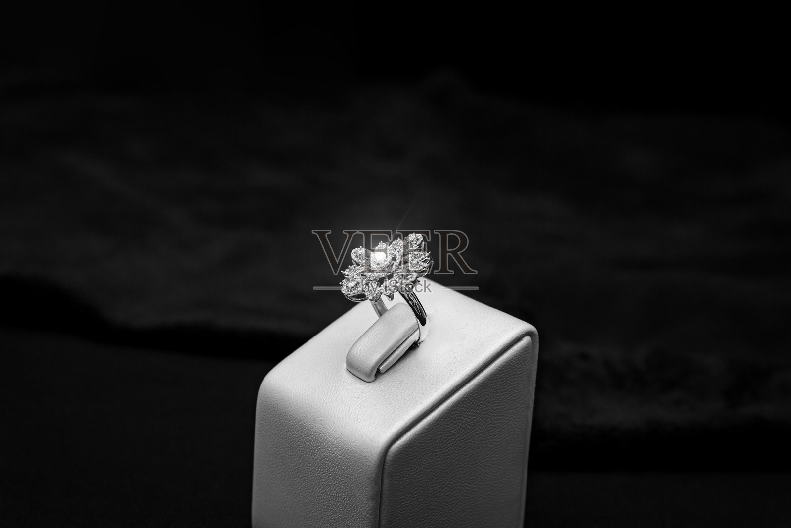 泪滴形钻石镶金戒指照片摄影图片