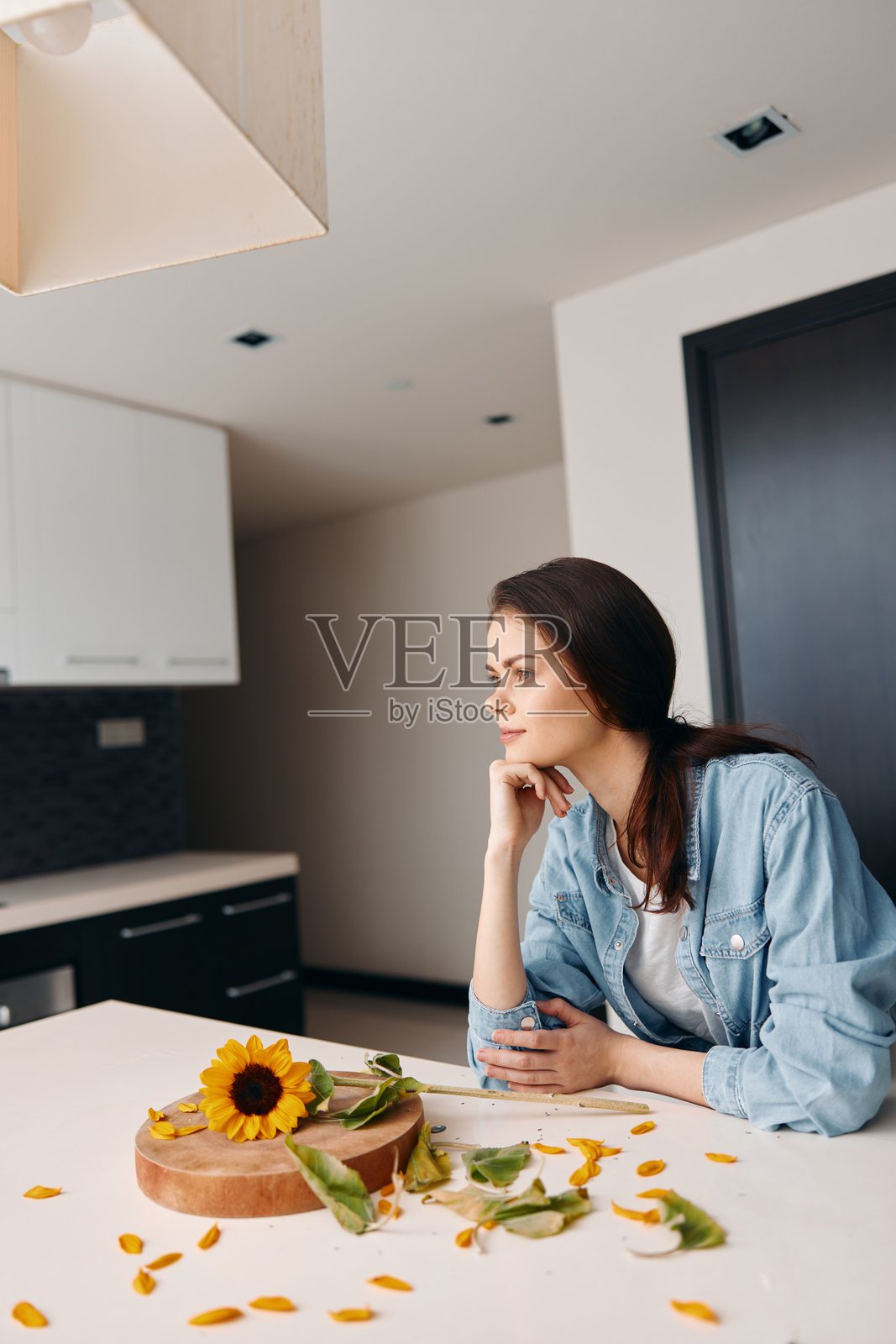 早晨的宁静：一位美丽的白人女性在现代厨房中享用健康早餐照片摄影图片