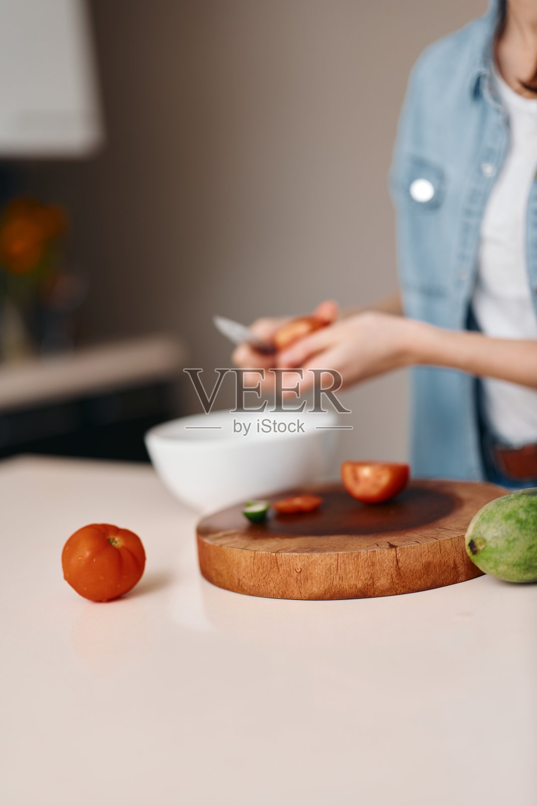 一位女性在厨房里准备新鲜春季蔬菜沙拉的特写镜头照片摄影图片