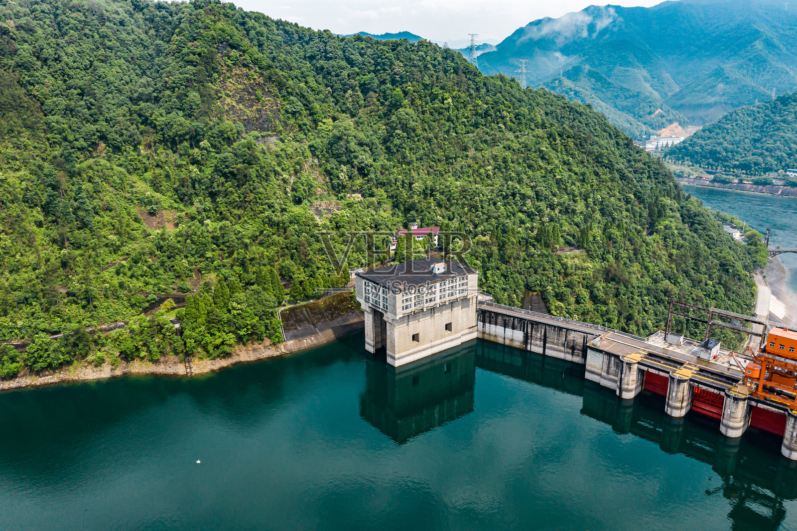 中国浙江省杭州市建德市新安江水电站的航拍照片，千岛湖。照片摄影图片
