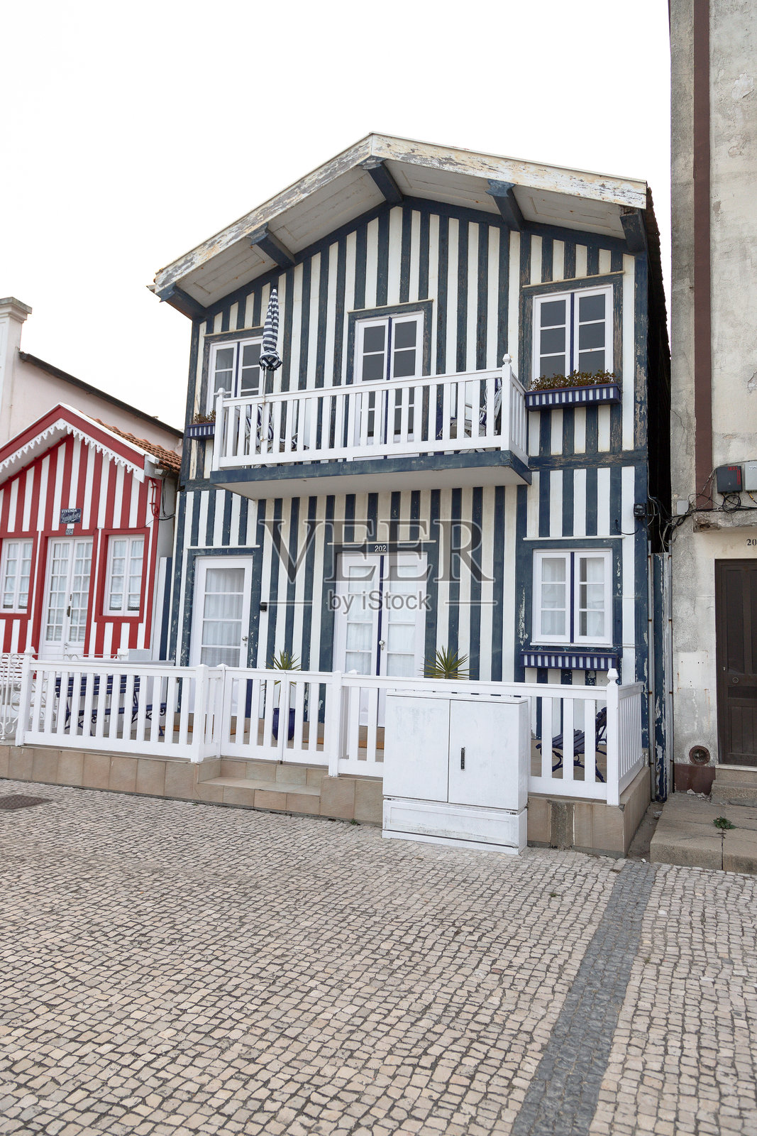 葡萄牙旅游街道，标志性的条纹和彩色房屋。一天的结束。科斯塔诺瓦·多·普拉多，阿威罗，葡萄牙 - 2024年8月照片摄影图片