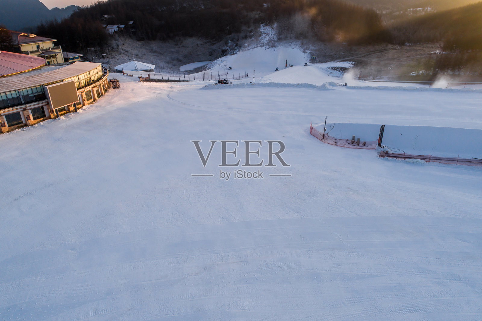 湖北省神农架林区滑雪度假村的鸟瞰图，亚洲。照片摄影图片