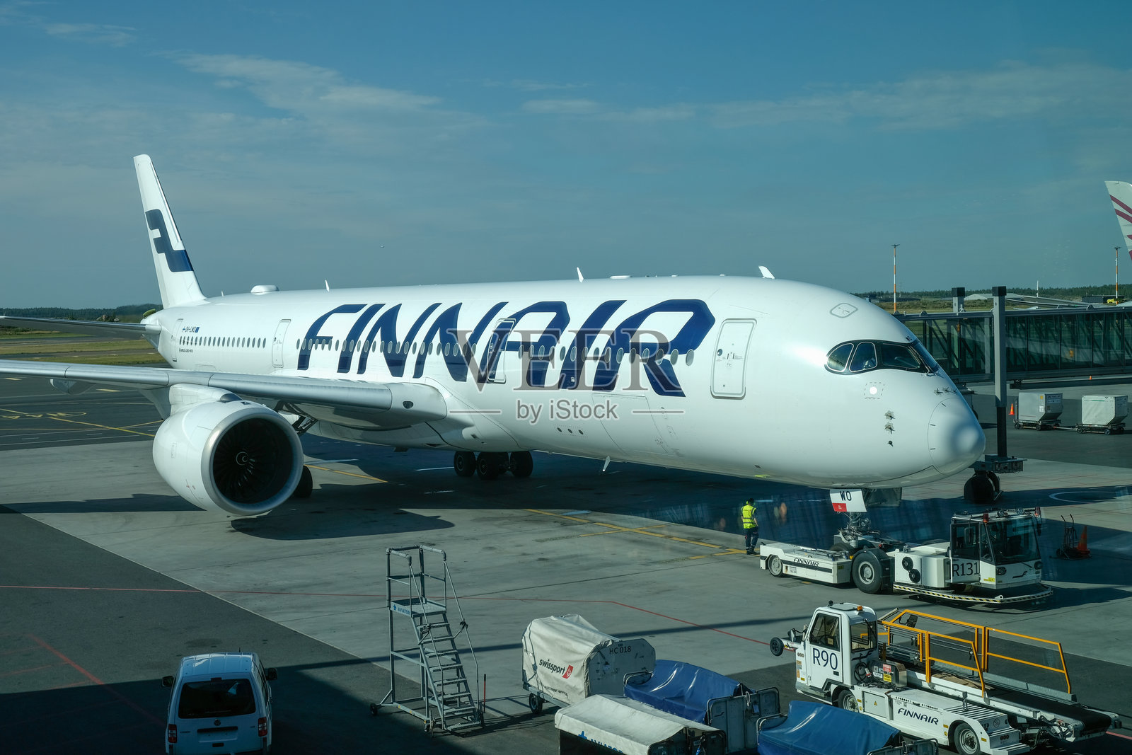 芬兰赫尔辛基万塔机场的芬兰航空飞机登机照片摄影图片