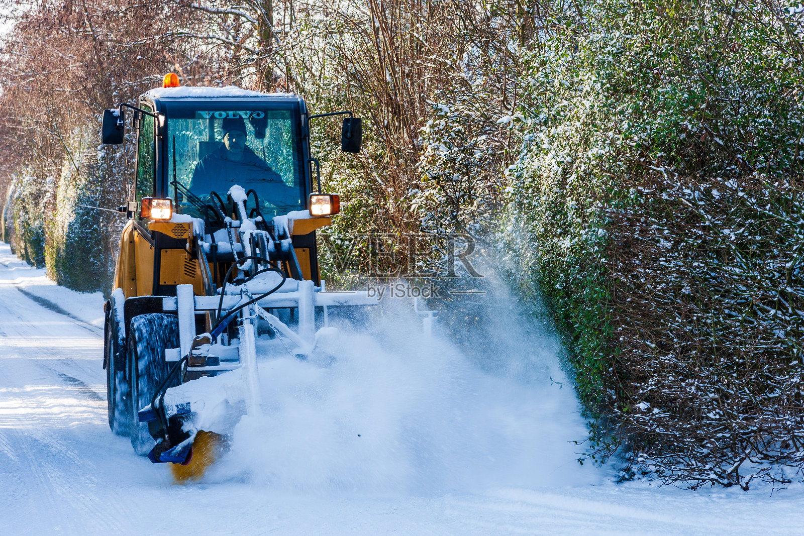 满是雪的街道上的扫雪机照片摄影图片