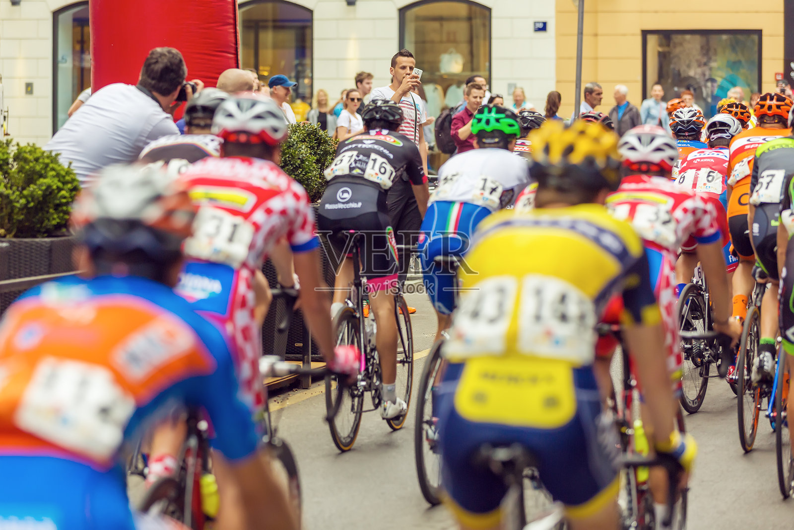 在萨格勒布街头赛车的自行车手照片摄影图片