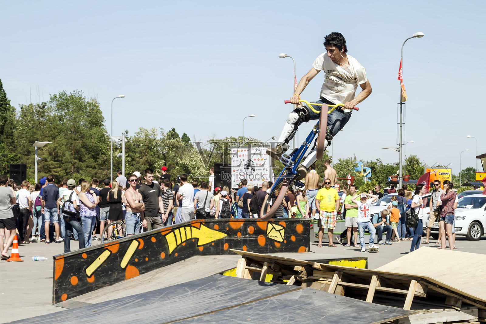 BMX骑手表演特技跳跃照片摄影图片