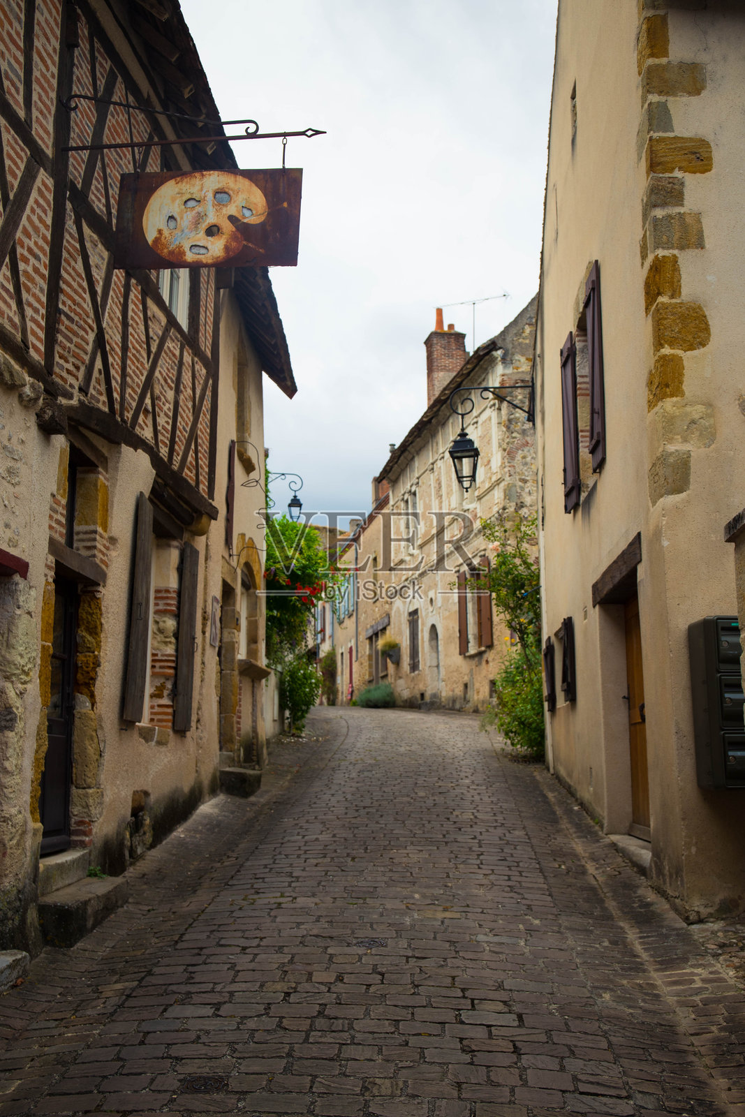 法国梅内图-苏尔-谢尔中世纪村庄的一座塔楼。照片摄影图片