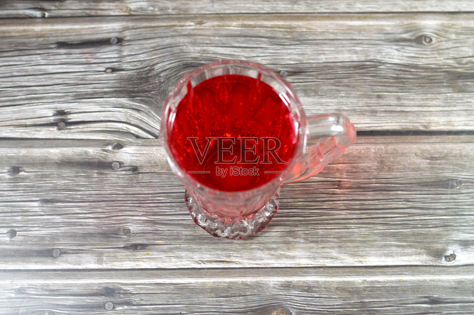 玫瑰糖浆或花露饮料，一种用花瓣制成的饮料，一种甜的果子露，通常冷藏饮用照片摄影图片