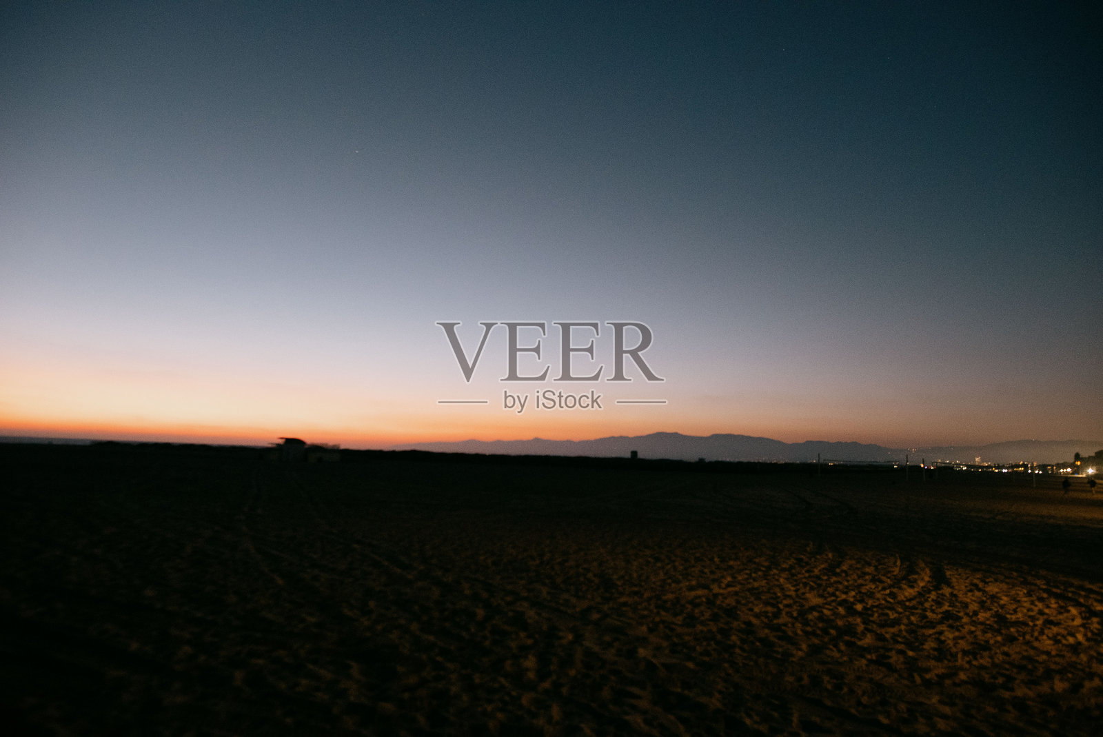 十月初海边码头的风景照片摄影图片