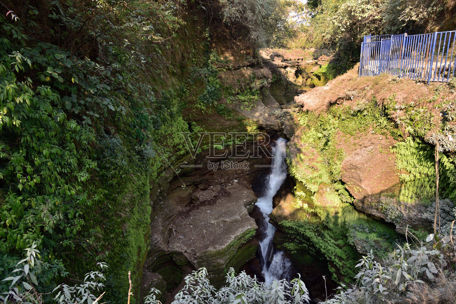 德维瀑布是尼泊尔博卡拉最著名的地标。照片摄影图片