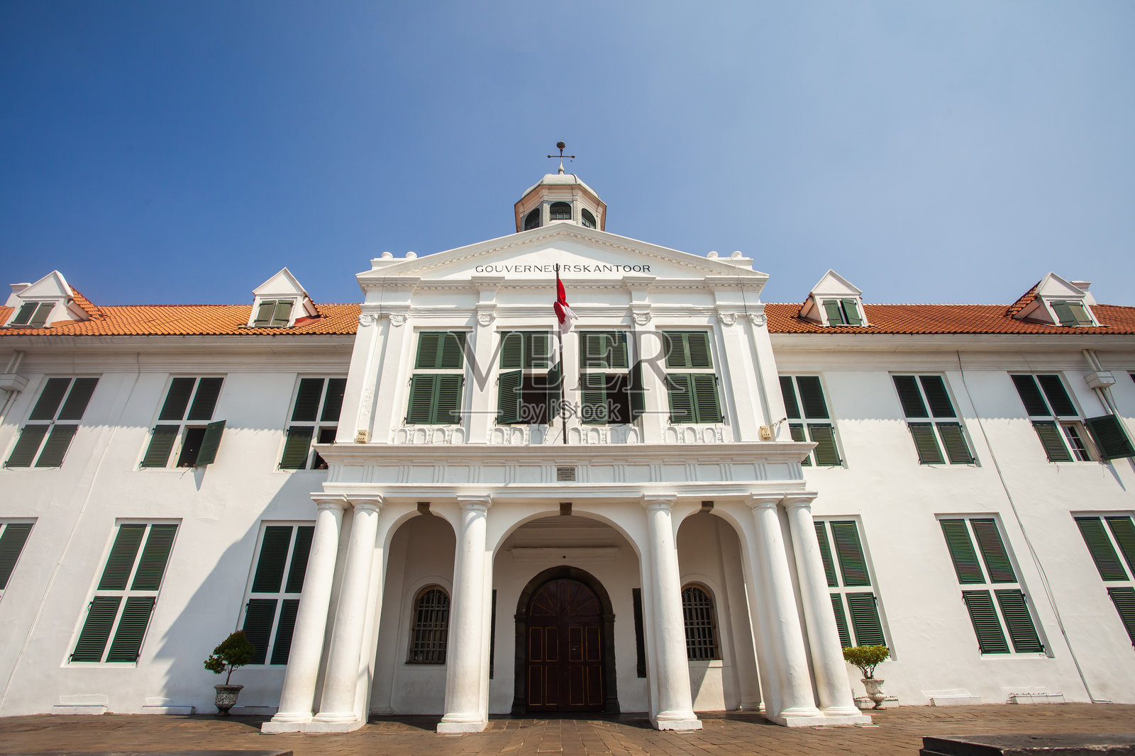 殖民时代的巴塔维亚省长办公室大楼，目前用作法塔希拉博物馆，雅加达市的历史博物馆，位于印度尼西亚雅加达的旧城区。照片摄影图片