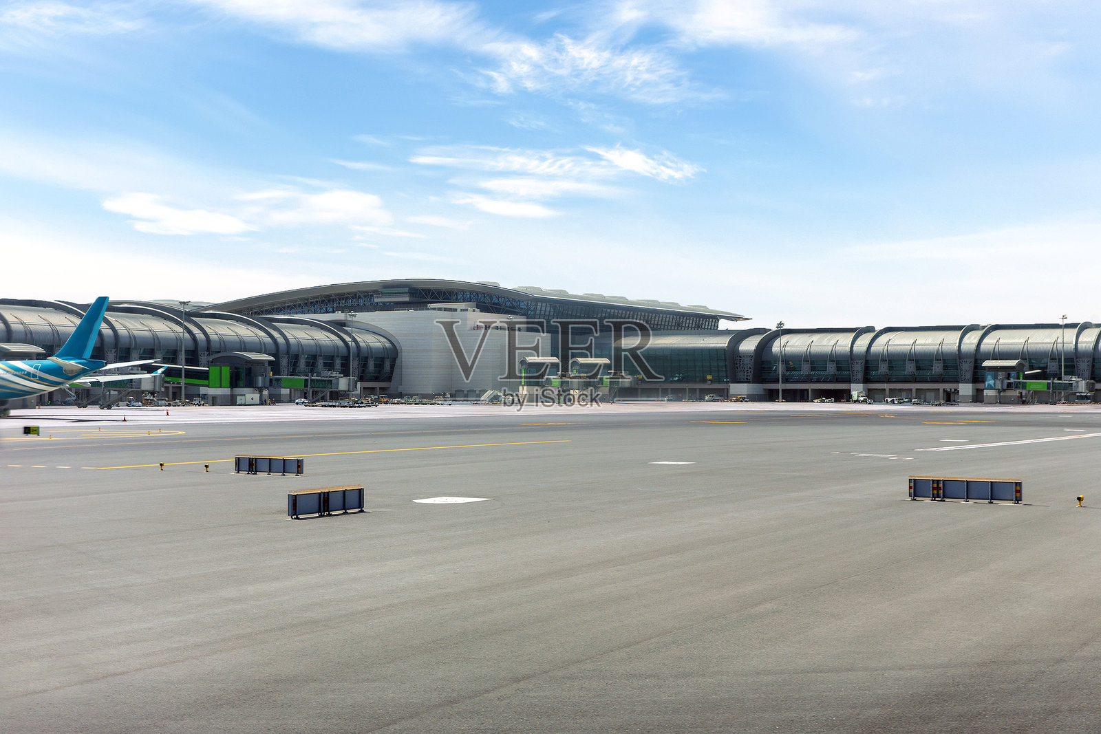 阿曼苏丹国马斯喀特机场跑道和航站楼照片摄影图片