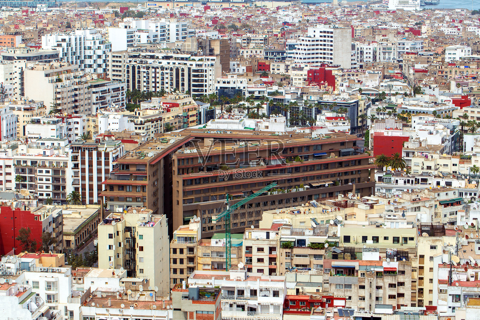 摩洛哥卡萨布兰卡的屋顶和密集住宅区的鸟瞰图照片摄影图片