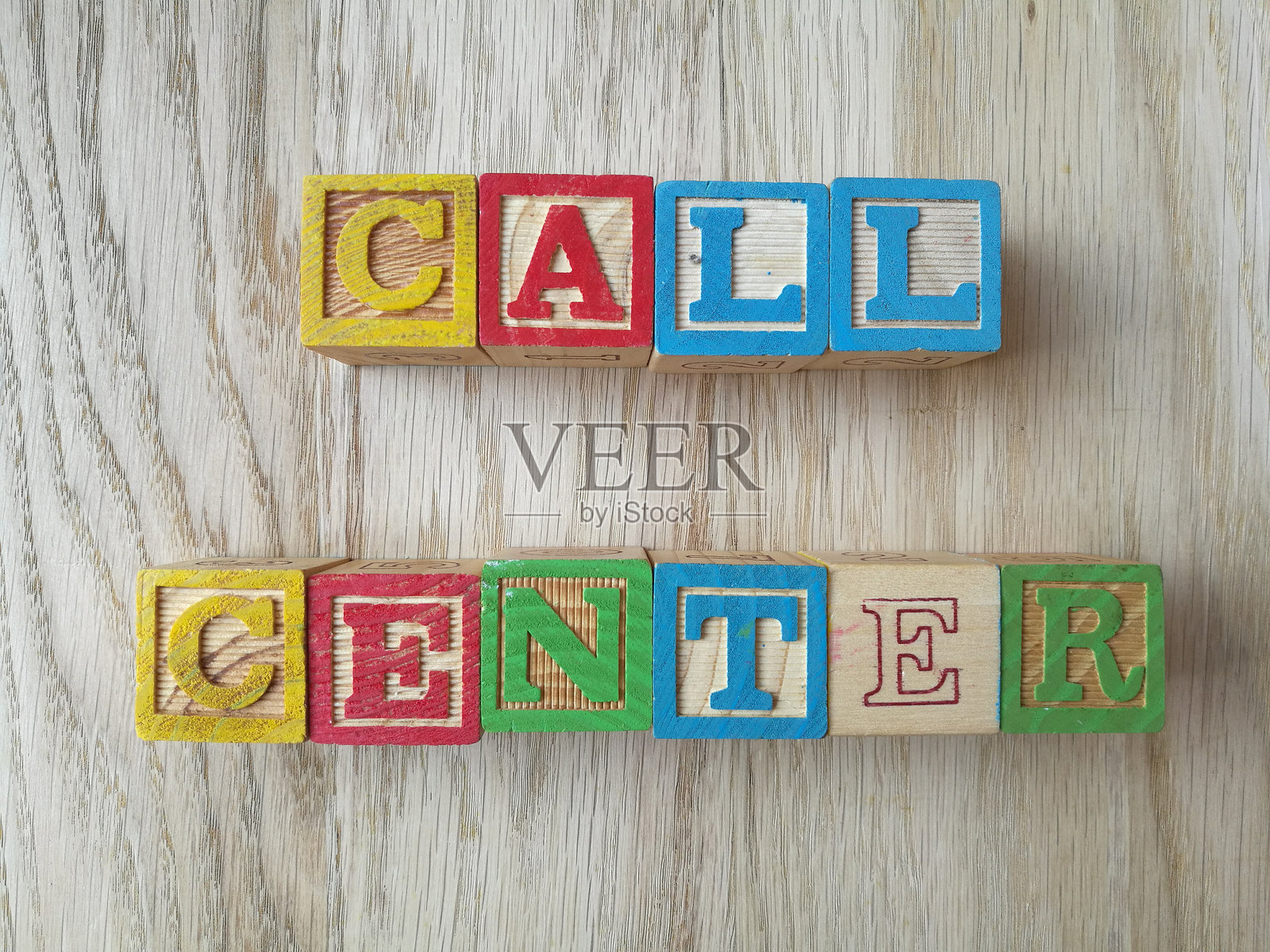 从上方直接拍摄的呼叫中心文字，由玩具积木拼成，放在桌子上照片摄影图片