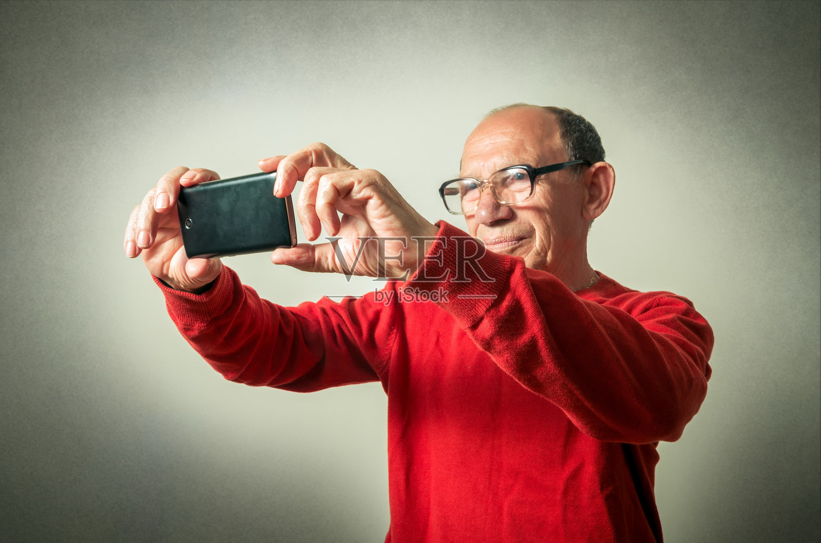 老年人靠在墙上自拍照片摄影图片