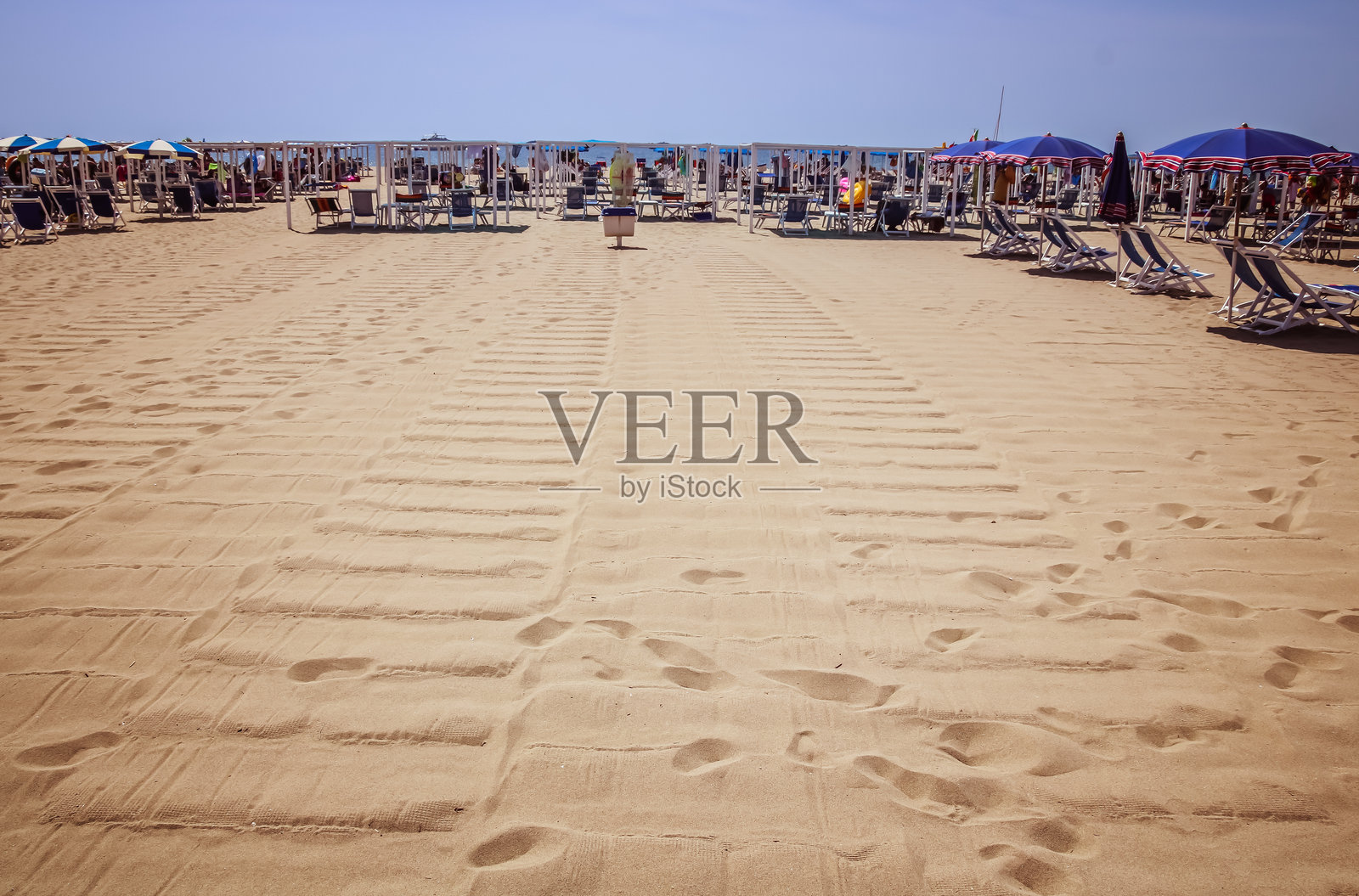 海滩岸边的空躺椅与天空相映照片摄影图片