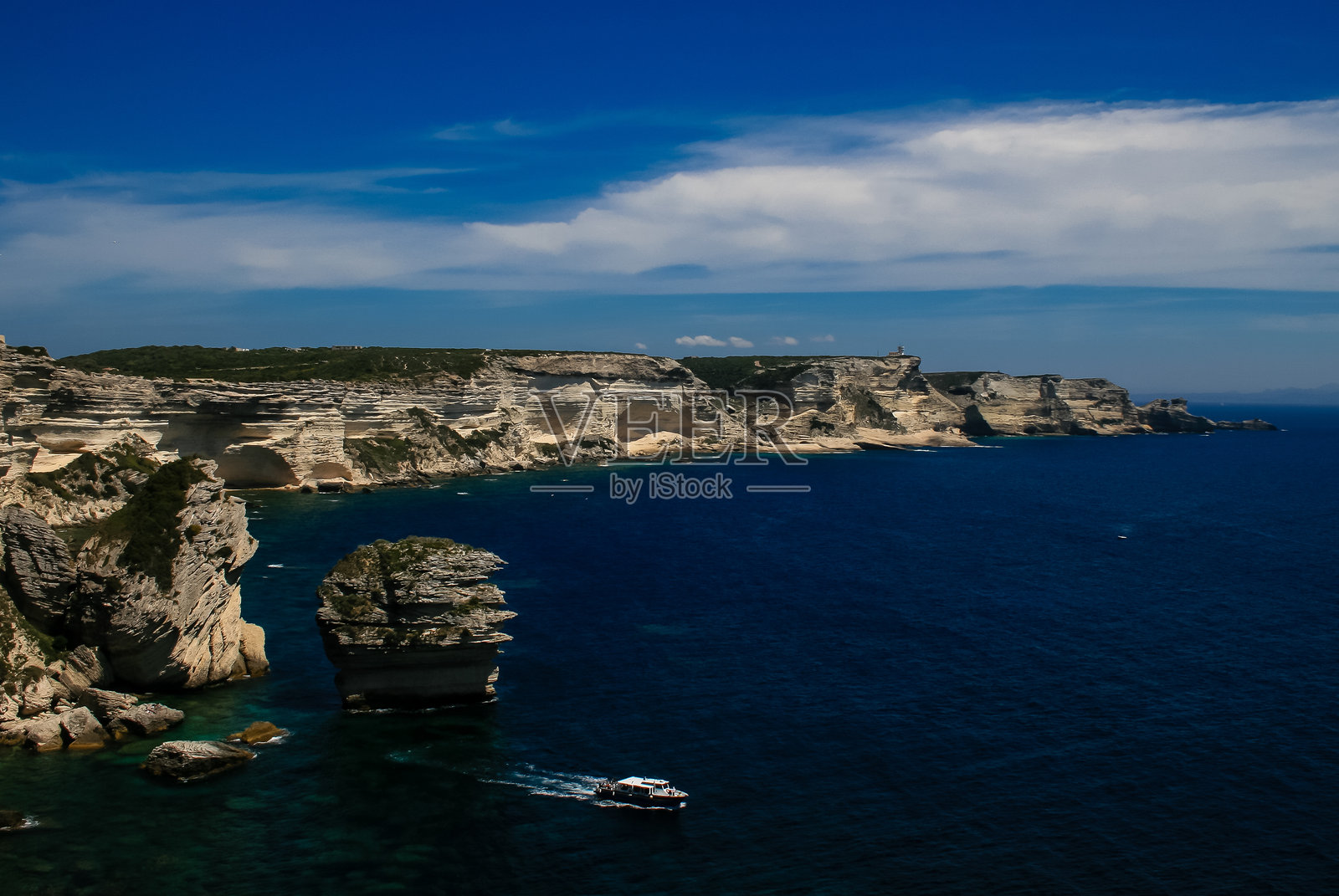 悬崖旁海洋的美丽景色与蓝天相映成趣照片摄影图片
