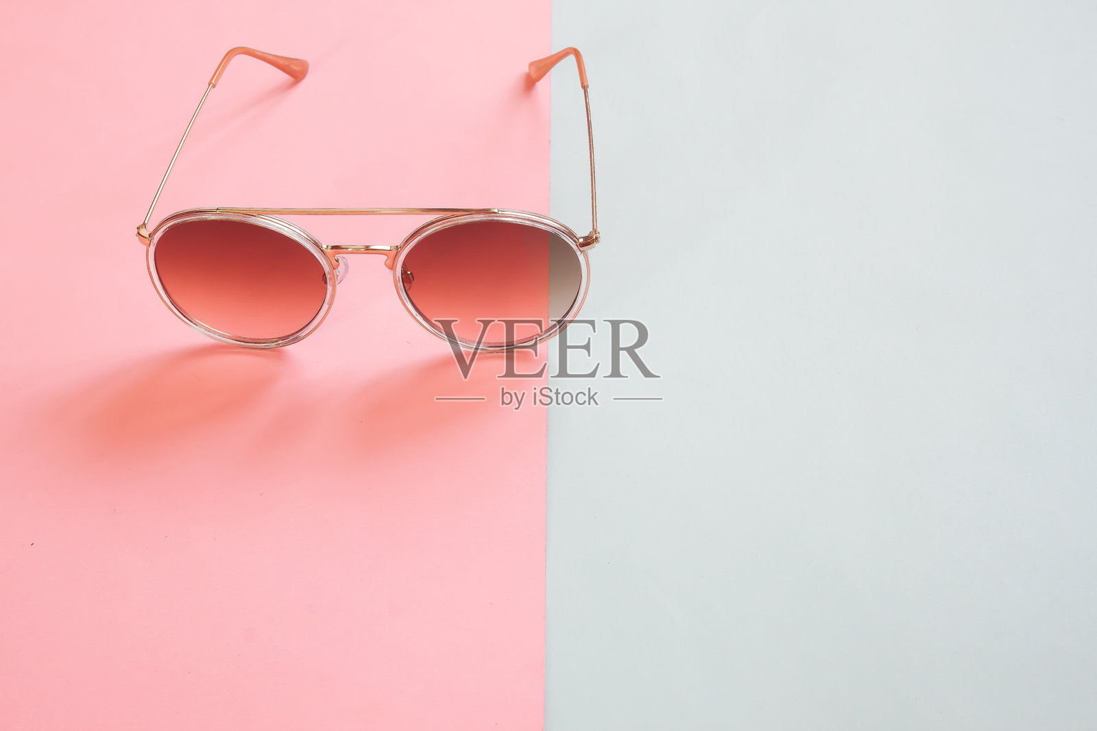 彩色背景下的太阳镜照片摄影图片