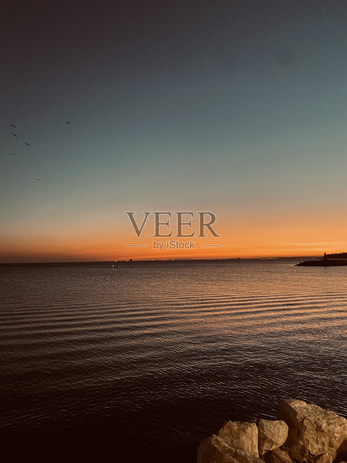 傍晚阳光下的红晕照片摄影图片