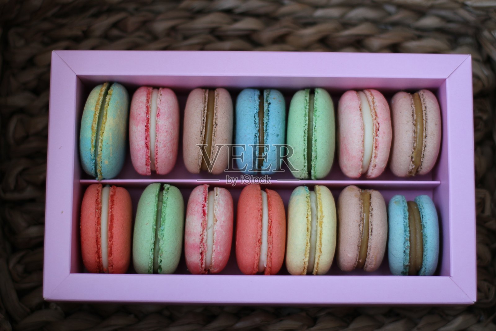 粉色盒子里的马卡龙照片摄影图片