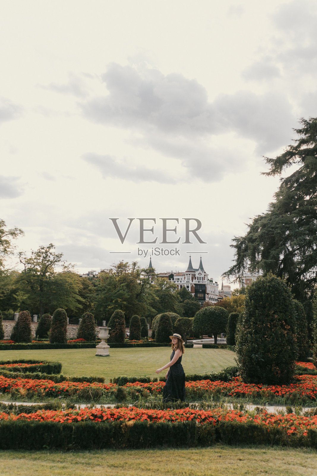 漫步在马德里的花园中照片摄影图片